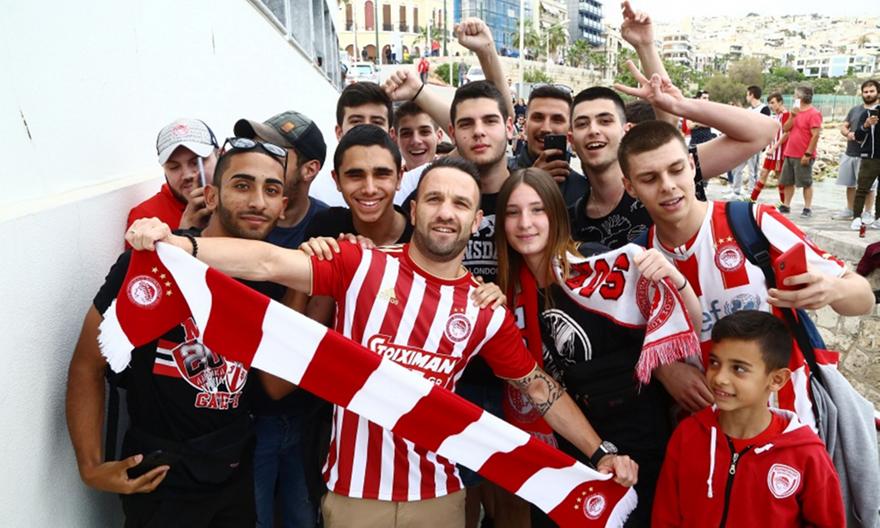 Εντυπωσιασμένος με την «ερυθρόλευκη» υποδοχή ο Βαλμπουενά (video)