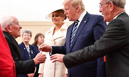 Βετεράνος πολέμου ετών 93 έκανε... καμάκι στη Μελάνια, μπροστά στον Τραμπ! (video)