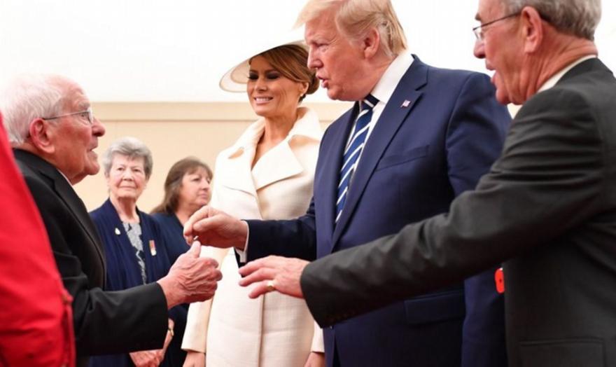 Βετεράνος πολέμου ετών 93 έκανε... καμάκι στη Μελάνια, μπροστά στον Τραμπ! (video)