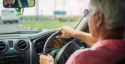 Τι ισχύει για τους οδηγούς άνω των 74 ετών μετά την τροπολογία Σπίρτζη