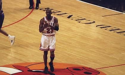 ΡΕΤΡΟ: Η μεγαλύτερη νίκη στην ιστορία των Τελικών, δια χειρός Τζόρνταν! (vid)