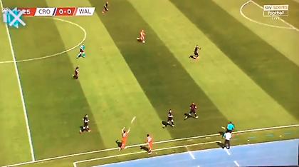 Ο Μπέιλ έκανε πλάγιο σχεδόν από το κέντρο και έβγαλε τετ-α-τετ τον Ρόμπερτς (video)