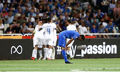 Εικόνα αποσύνθεσης η Ελλάδα, τη διαλύει η Ιταλία πριν από το ημίχρονο (vids)