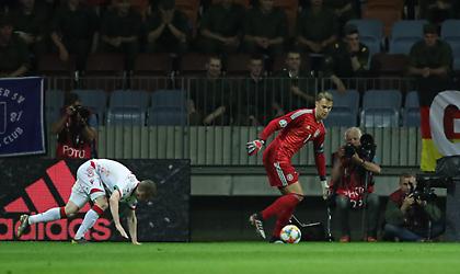 «Μοιράζει» και… σακούλες ο Νόιερ! (video)