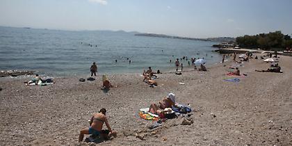 Μικρός καύσωνας με θερμοκρασίες έως 37oC - Ξεχύθηκαν στις παραλίες, πώς θα συνεχίσει ο καιρός