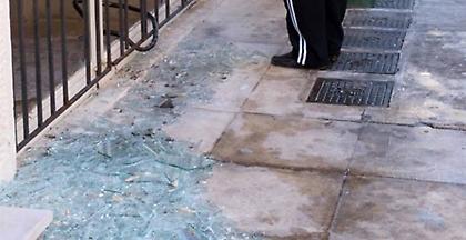 Ζημιές σε τράπεζα από αγνώστους τη νύχτα