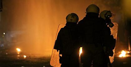 Νέο μπαράζ επιθέσεων με μολότοφ κατά αστυνομικών στα Εξάρχεια