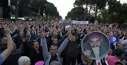 Καζάνι που βράζει η Αλβανία: Ο Ράμα καθαιρεί τον πρόεδρο Ιλίρ Μέτα