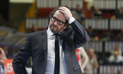 Έξαλλος ο Τρινκιέρι: «Ντροπή, αφήστε μας να παίξουμε μπάσκετ!»