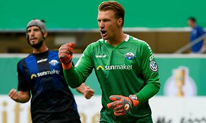 Αφού αποχαιρέτισε, στη συνέχεια… ανανέωσε τo συμβόλαιό του!