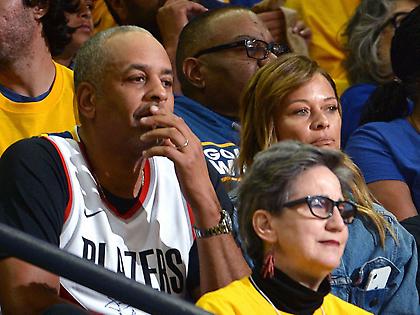 Βρίστηκε με οπαδούς των Ράπτορς η μητέρα του Κάρι (video)