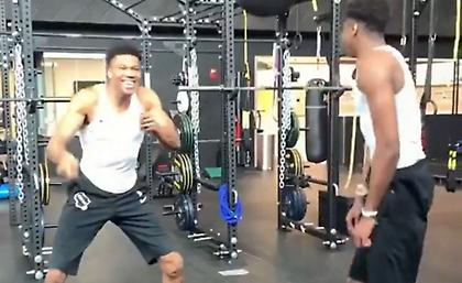 Χορός στο γυμναστήριο για τους Αντετοκούνμπο (video)