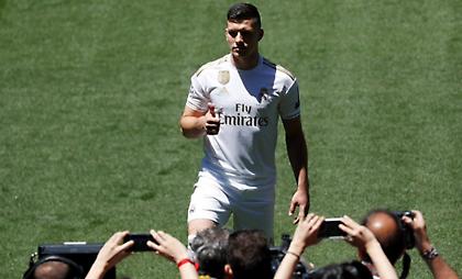 Στον αγωνιστικό χώρο του Μπερναμπέου για πρώτη φορά ο Γιόβιτς (video)