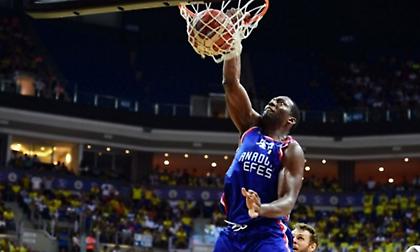 «Βομβάρδισε» τη Φενέρ και επανέκτησε το προβάδισμα η Εφές