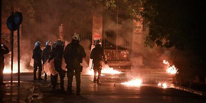 Νέα επεισόδια στο Πολυτεχνείο με κουκουλοφόρους και ΜΑΤ - Τους πέταξαν μολότοφ