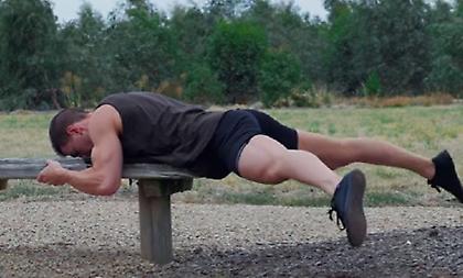 Μια… ξεχασμένη άσκηση που γυμνάζει άψογα πόδια και κοιλιακούς! (video)