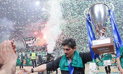 Ο Δημήτρης Γιαννακόπουλος με την κούπα (pics)