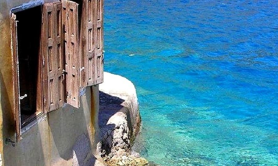 Η θάλασσα στην πόρτα σου: Το εναλλακτικό νησί χωρίς αμάξια και παραλίες που θα λατρέψεις