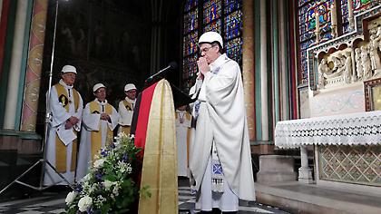 Παναγία των Παρισίων: Με κράνη η πρώτη μετά τη φωτιά λειτουργία