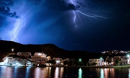 Αλλού βουτιές και αλλού ομπρέλα: Επεσαν πάνω από 10.000 κεραυνοί την Κυριακή