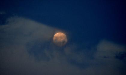 Κόκκινη Πανσέληνος:Τι είναι το φεγγάρι «της φράουλας» ή «του μελιού» που θα φωτίσει τον ουρανό