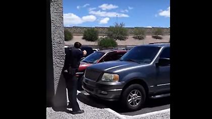 ΗΠΑ: Αστυνομικός απείλησε να πυροβολήσει οικογένεια επειδή το παιδί είχε πάρει μια κούκλα