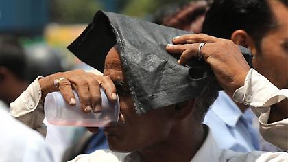 Ινδία: 78 νεκροί από τον καύσωνα - Επί μέρες το θερμόμετρο στους 45 βαθμούς!