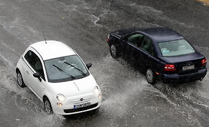 Πλημμυρισμένοι δρόμοι και διακοπές ρεύματος στα νότια μετά την μπόρα