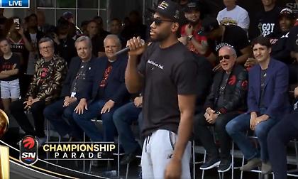 O Λέοναρντ τρόλαρε το κοινό στην παρέλαση των Ράπτορς με ψεύτικο γέλιο (video)