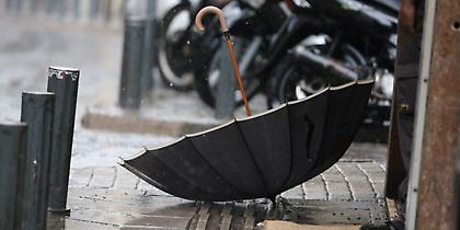 Συνεχίζει τα τερτίπια του ο καιρός: Βροχές και χαλάζι σε πολλές περιοχές