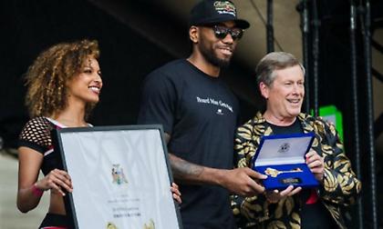 Ύψιστη τιμή για τον Λέοναρντ – Πήρε το «κλειδί» του Τορόντο