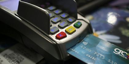 Εξαφανίστηκαν τα μετρητά - Για ποιες συναλλαγές οι Έλληνες χρησιμοποιούν κάρτες