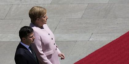 Πώς εξηγούν ειδικοί το ανεξέλεγκτο τρέμουλο της Μέρκελ - Παγκόσμια ανησυχία για την υγεία της