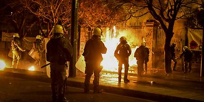 Επίθεση με μολότοφ σε ΜΑΤ στην Χαριλάου Τρικούπη