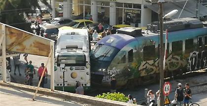 Σύγκρουση λεωφορείου με συρμό - Η σωτήρια αντίδραση οδηγού του προαστιακού