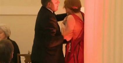 Bουλευτής άρπαξε διαδηλώτρια από το σβέρκο - Η δικαιολογία του (video)