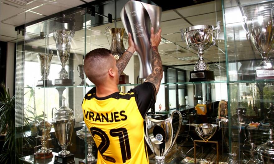 Οι πρώτες πόζες του Βράνιες μετά την επιστροφή στην ΑΕΚ (pics)