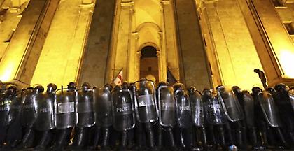 Η Ρωσία αναστέλλει τις πτήσεις προς την Γεωργία μετά τις ταραχές