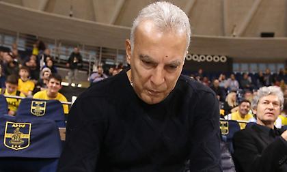 Υπέγραψε αυτόγραφο σε… σκούτερ ο Γκάλης! (pic)