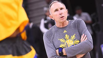 Μιλούν με προπονητή των Γουόριορς οι Λέικερς