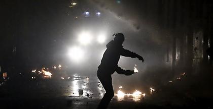 Δεύτερη νύχτα έντασης και μολότοφ στο κέντρο της Αθήνας