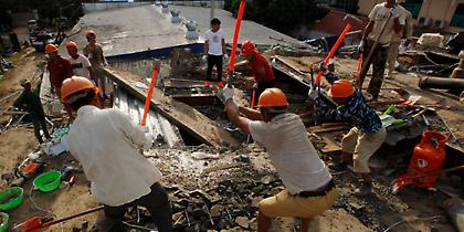 Καμπότζη: 17 νεκροί από κατάρρευση επταώροφου κτιρίου (video)