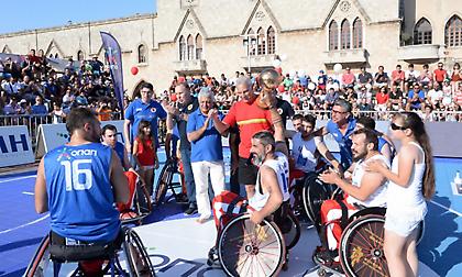 Ο Γκάλης τίμησε τους αθλητές μπάσκετ με αμαξίδιο