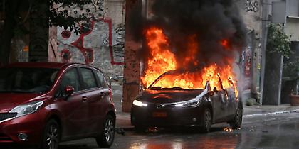 Φωτιά σε σταθμευμένο αυτοκίνητο στα Εξάρχεια