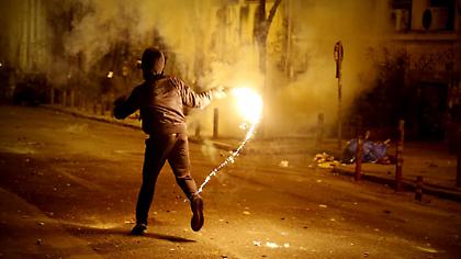 Για πέμπτη νύχτα «πόλεμος» με μολότοφ στα Εξάρχεια