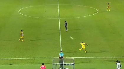 Απίστευτο γκολ με εκτέλεση φάουλ πίσω από το κέντρο (video)