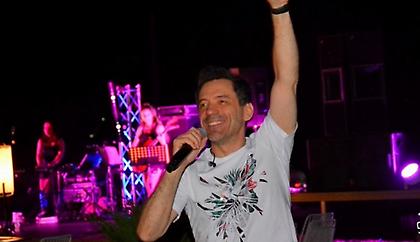 Θάνος Καλλίρης: Κέρδισε το στοίχημα του απόλυτου summer live tour μαζί με τις «γυναίκες» του