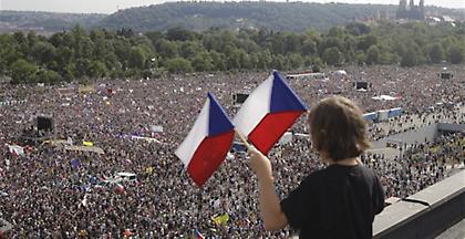 Τσεχία: Μαζική διαδήλωση για παραίτηση του πάμπλουτου πρωθυπουργού Μπάμπις