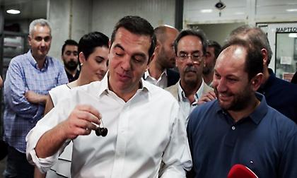 Τσίπρας στην Κεντρική Λαχαναγορά: Κάναμε ό,τι περνούσε από το χέρι μας για τους μικρομεσαίους