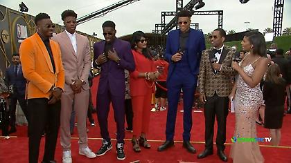Η άφιξη της οικογένειας Αντετοκούνμπο στα NBA Awards - Τι δήλωσε ο Γιάννης (video)